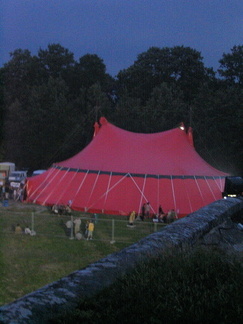 Photo 34 sur 68, Le chapiteau rouge et noir